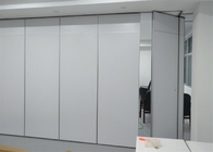 GV que pendura os painéis acústicos dobráveis de parede de separação para a sala de conferências