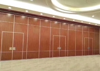 A instalação fácil de dobramento de madeira acústica da parede de separação para a sala de reunião