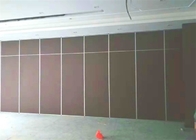 A instalação fácil de dobramento de madeira acústica da parede de separação para a sala de reunião