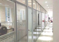 As paredes de separação moderadas de alumínio do vidro do escritório propalam a diminuição com cortinas