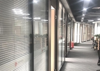 As paredes de separação moderadas de alumínio do vidro do escritório propalam a diminuição com cortinas